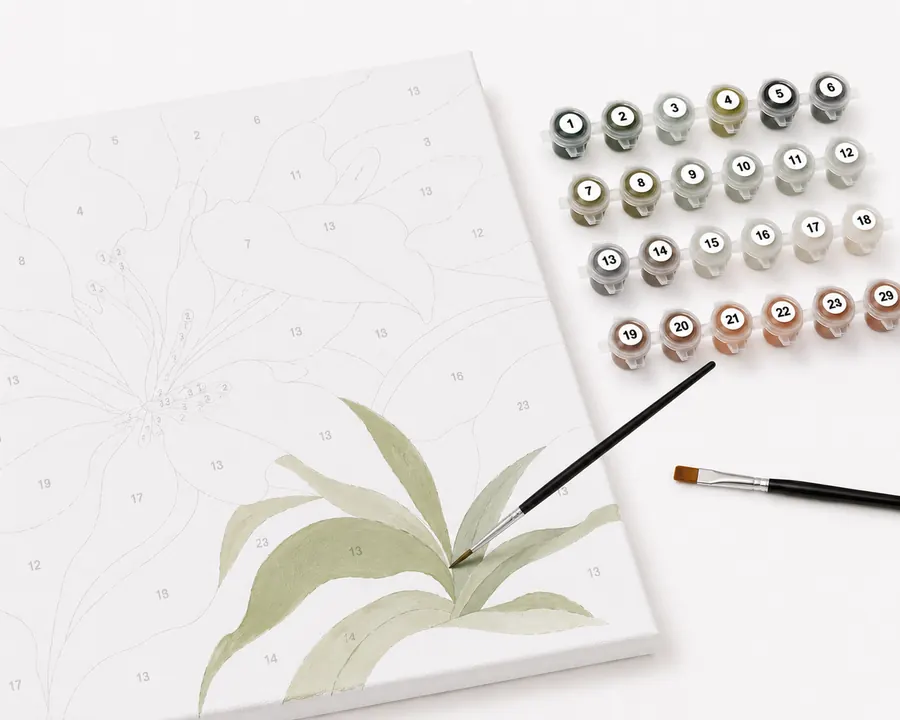 Lienzo de paint by numbers con sus pinturas y pinceles