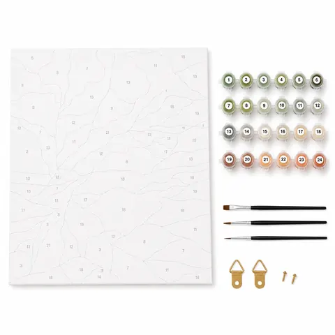 El lienzo numerado, los potecitos de pintura y los pinceles del kit